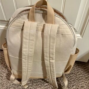 Beis 
Travel backpack in beige